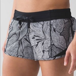 Lululemon Dottie tribe hotty hot shorts 2.5”